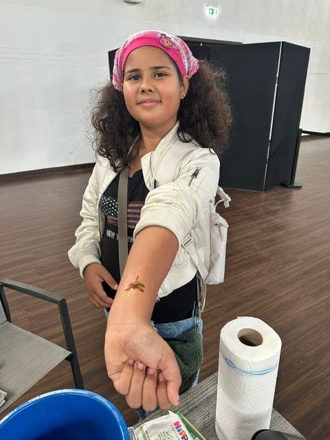 Sommerfest Gerresheim 2026 Mädchen zeigt Tattoo Sommerfest Gerresheim 2026 Mädchen zeigt Tattoo